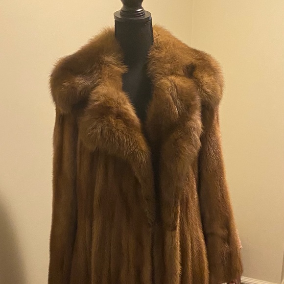 Ultra Soft Mink Fur Coat. Appx Size 8 - Picture 3 of 8